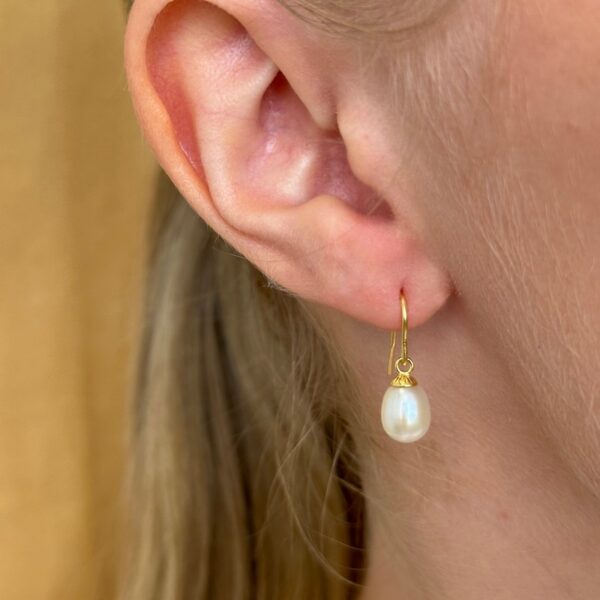 8kt guldørehængere med ferskvandsperle