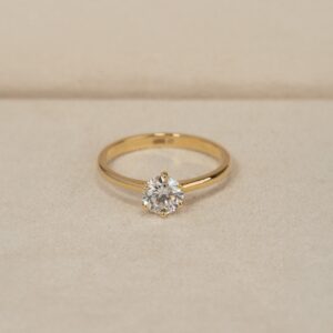 CLASSIC SOLITAIRE 6-PRONG DIAMOND RING - 0.75ct - YG - Ring - Sisi Copenhagen