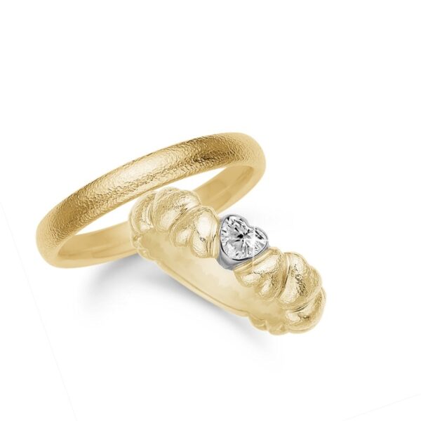 14 kt guld hjerte vielsesringe med 0,20ct lab grown diamant