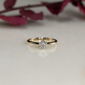 CLASSIC SOLITAIRE 6-PRONG DIAMOND RING - 0.5ct - YG - Ring - Sisi Copenhagen