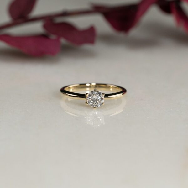 CLASSIC SOLITAIRE 6-PRONG DIAMOND RING - 0.5ct - YG - Ring - Sisi Copenhagen