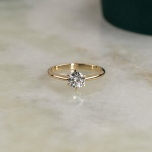 CLASSIC SOLITAIRE 6-PRONG DIAMOND RING - 0.75ct - YG - Ring - Sisi Copenhagen