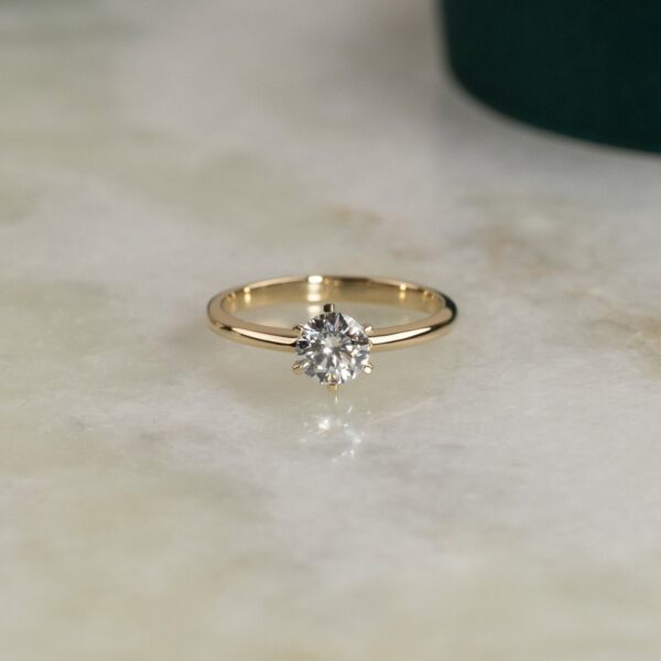 CLASSIC SOLITAIRE 6-PRONG DIAMOND RING - 0.75ct - YG - Ring - Sisi Copenhagen