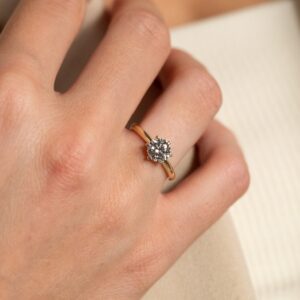 CLASSIC SOLITAIRE 6-PRONG DIAMOND RING - 1.0ct - YG - Ring - Sisi Copenhagen