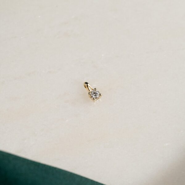 PRONG SOLITAIRE DIAMOND PENDANT - 0.1ct - YG - Vedhæng - Sisi Copenhagen