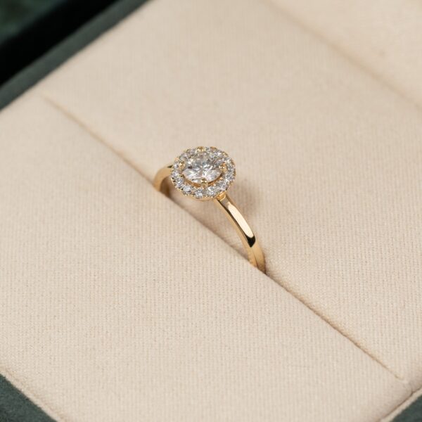 SIMPLE ROUND HALO DIAMOND RING - 0.7ct - YG - Ring - Sisi Copenhagen