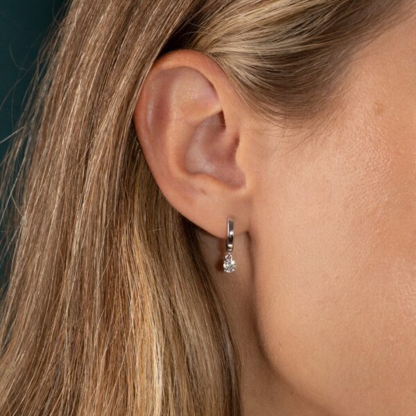 SOLITAIRE DIAMOND DROP CREOL EARRING - 0.4ct - WG - Øreringe - Sisi Copenhagen