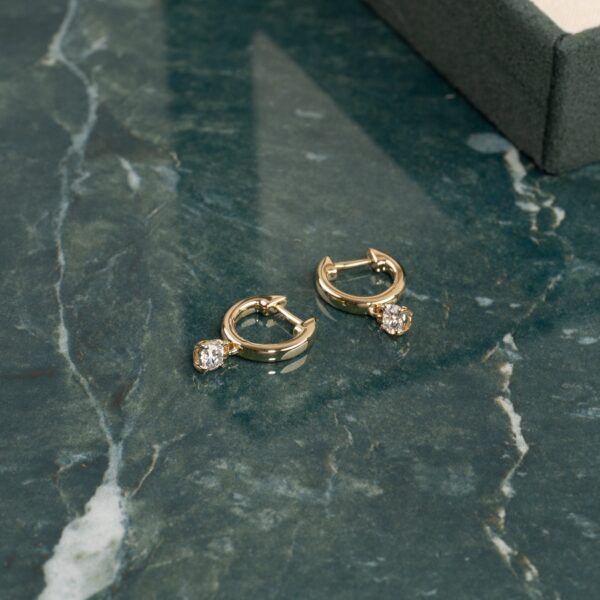 SOLITAIRE DIAMOND DROP CREOL EARRING - 0.4ct - YG - Øreringe - Sisi Copenhagen