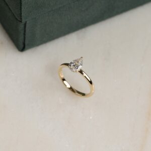 SOLITAIRE PEAR-CUT DIAMOND RING - 0.75ct - YG - Ring - Sisi Copenhagen
