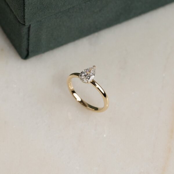 SOLITAIRE PEAR-CUT DIAMOND RING - 0.75ct - YG - Ring - Sisi Copenhagen