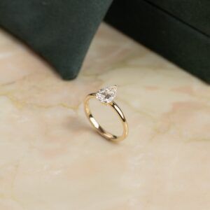 SOLITAIRE PEAR-CUT DIAMOND RING - 1.2ct - YG - Ring - Sisi Copenhagen