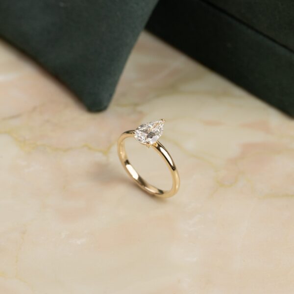 SOLITAIRE PEAR-CUT DIAMOND RING - 1.2ct - YG - Ring - Sisi Copenhagen